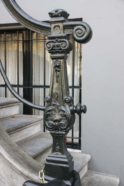 Stoepbaluster: flesbaluster in Lodewijk XV-stijl