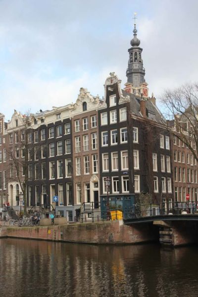 Kloveniersburgwal 59 t/m 67 met op de achtergrond de Zuidertoren (&copy; Walther Schoonenberg)