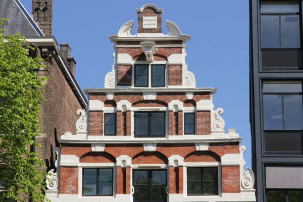 Trapgevel met grote trappen en vleugelstukken (&copy; Walther Schoonenberg)