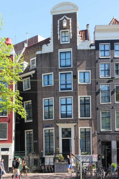 Nieuwezijds Voorburgwal 65 (&copy; Walther Schoonenberg)