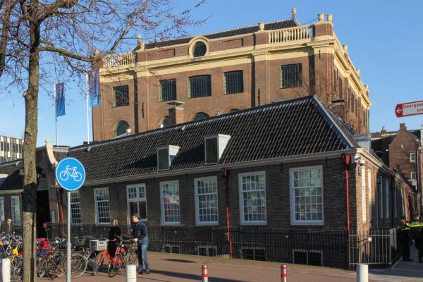 Portugese Synagoge met de voorgevel aan het Mr. Visserplein (© Walther Schoonenberg)