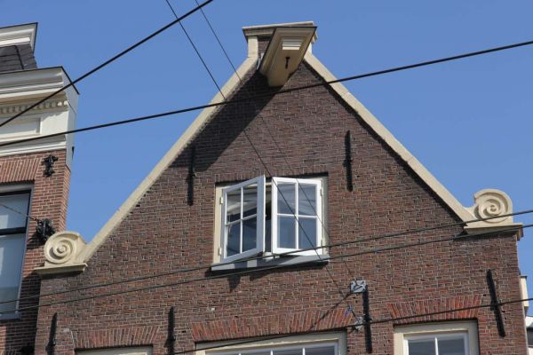 Herplaatste geveltop (&copy; Walther Schoonenberg)