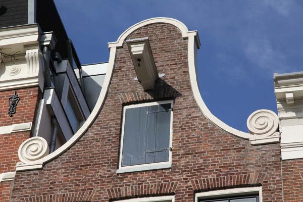 Klokgevel in Lodewijk XVI-stijl (&copy; Walther Schoonenberg)
