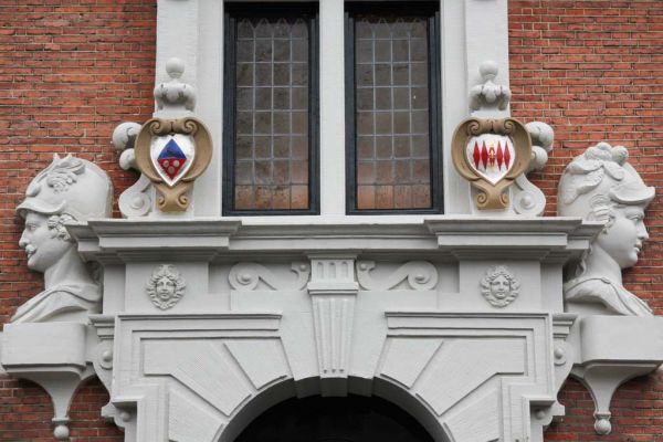 Alliantiewapen Huis met de Hoofden ingeschilderd