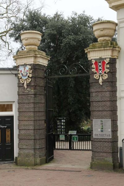 Toegangspoortje van de Hortus (&copy; Walther Schoonenberg)