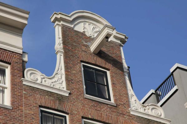 Nieuwe Herengracht 199: herplaatste geveltop (&copy; Walther Schoonenberg)