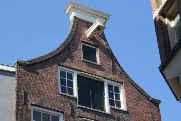 19de-eeuwse klokgevel onder rollagen (&copy; Walther Schoonenberg)