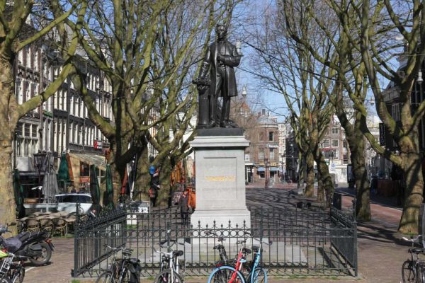 Standbeeld van Thorbecke op het Thorbeckeplein (&copy; Walther Schoonenberg)
