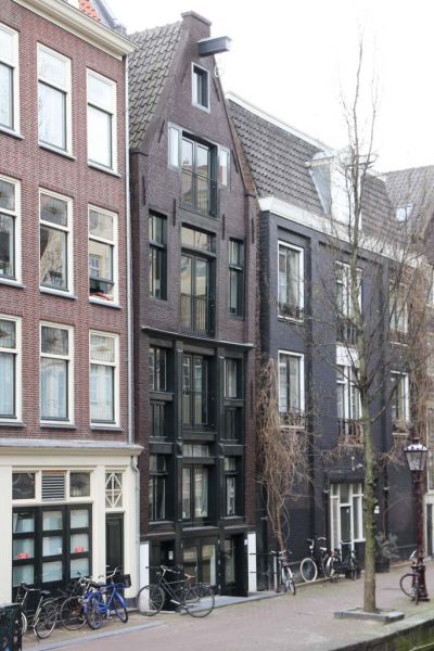 OZ Achterburgwal 14 (&copy; Walther Schoonenberg)