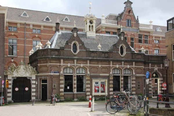 Wachtkamergebouw (&copy; Walther Schoonenberg)