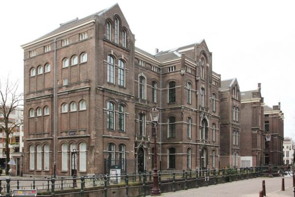 Vrouwenverband, gevel aan Grimburgwal (&copy; Walther Schoonenberg)