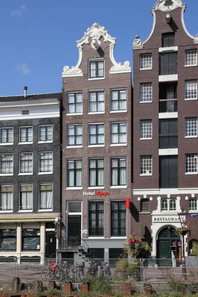 OZ Voorburgwal 44 (&copy; Walther Schoonenberg)