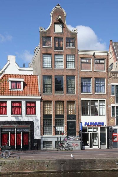 OZ Voorburgwal 66 (&copy; Walther Schoonenberg)