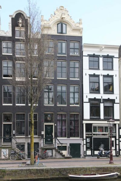 OZ Voorburgwal 45 (&copy; Walther Schoonenberg)