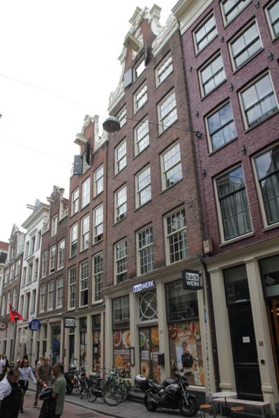 Warmoesstraat 48 (&copy; Walther Schoonenberg)