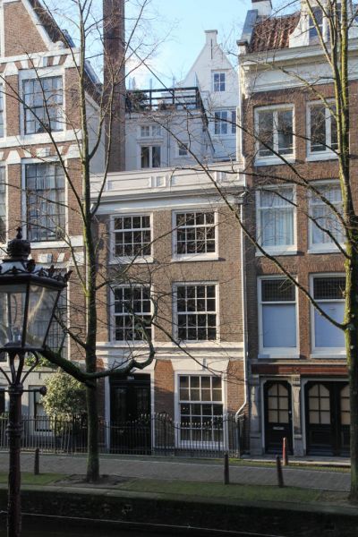 OZ Achterburgwal 206A (naast 206). Op de achtergrond de achtergevel van OZ Voorburgwal 237. (&copy; Walther Schoonenberg)