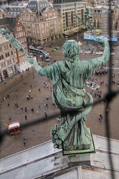 Achterzijde van het beeld van de Vrede gezien vanuit de toren (© Walther Schoonenberg)