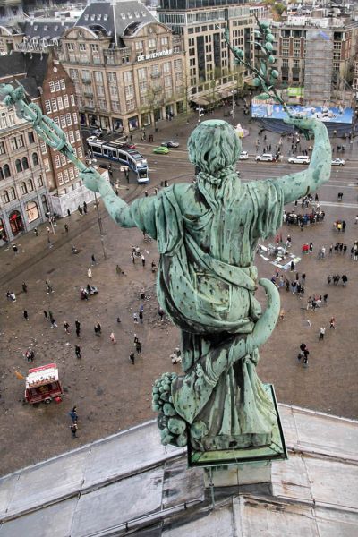 Achterzijde van het beeld van de Vrede gezien vanuit de toren (&copy; Walther Schoonenberg)