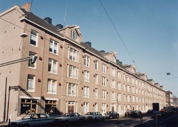 Planciusstraat 8-18. Foto van de Gemeentelijke Dienst Volkshuisvesting