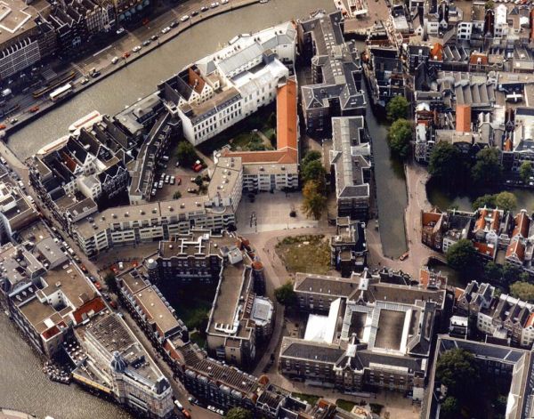 Luchtfoto van het Binnengasthuisterrein uit de jaren zeventig