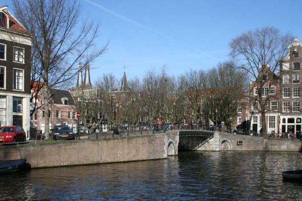 Brug over de Brouwersgracht is fraai opgenomen in de walmuur van de Herengracht (&copy; Walther Schoonenberg)