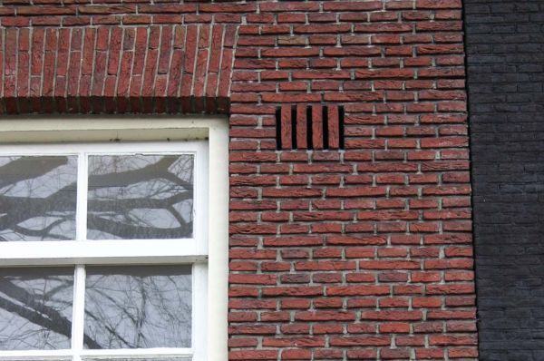 Herengracht 311. Detail van het metselwerk en voegwerk met spouwventilatie