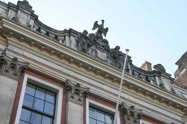 Herengracht 476. 18de-eeuws attiek met balustrade en middenstuk met wapen en adelaar