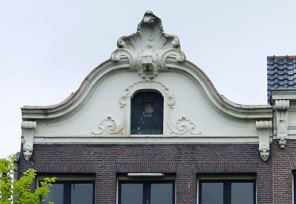 Verhoogde lijstgevel (&copy; Walther Schoonenberg)