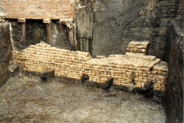 Stenen versterking aan de NZ Kolk ('Kasteel van Amstel'), 1ste fase, in 1999: gele kloostermoppen op een houten fundering
