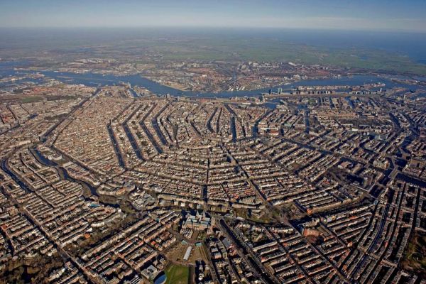 Op een luchtfoto is goed te zien hoe goed de stedenbouwkundige structuur van de 17de-eeuwse binnenstad bewaard is gebleven.