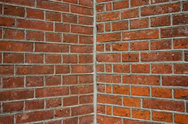 17de-en 18de-eeuws metselwerk op de Meisjesspeelplaats: klezoortjes (rechts) en driekwartklezoortjes (links)