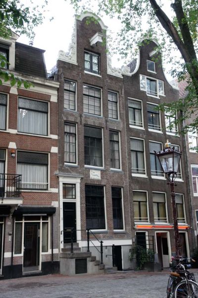 Oudekerksplein 38 en 36 (&copy; Walther Schoonenberg)