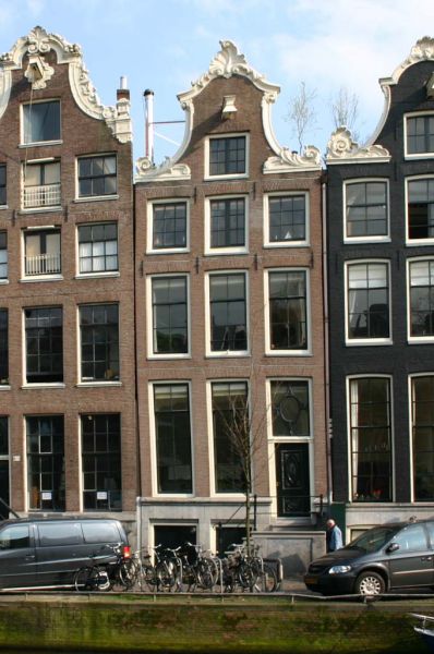 OZ Voorburgwal 105 (&copy; Walther Schoonenberg)