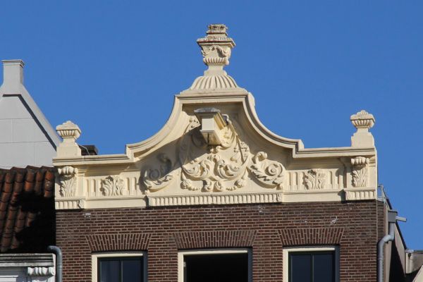 Geval aan het natte Damrak (&copy; Walther Schoonenberg)