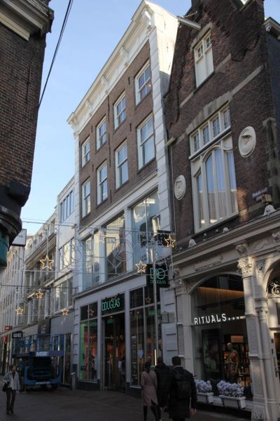 Kalverstraat 71 (&copy; Walther Schoonenberg)