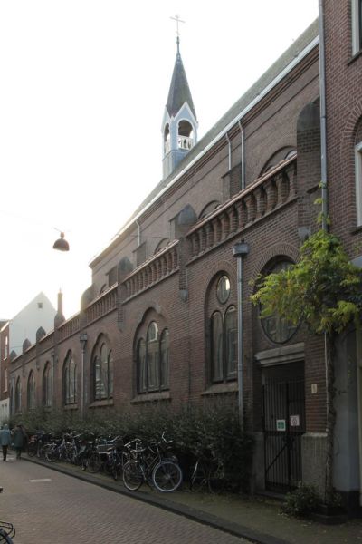 Tichelkerk gezien vanuit de Tichelstraat (&copy; Walther Schoonenberg)