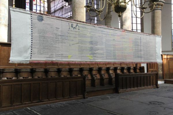 Actievoerders figureren in een kunstwerk in de Oude Kerk