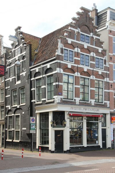 Amstel 54 hoek Halvemaansteeg (&copy; Walther Schoonenberg)