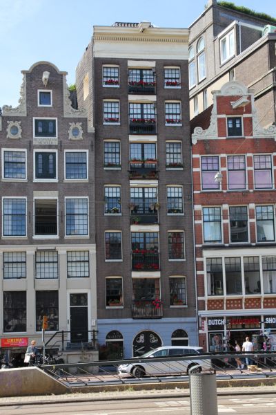 NZ Voorburgwal 64 (&copy; Walther Schoonenberg)
