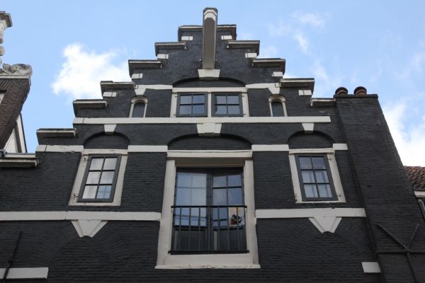 Trapgevel in de Halvemaansteeg (&copy; Walther Schoonenberg)