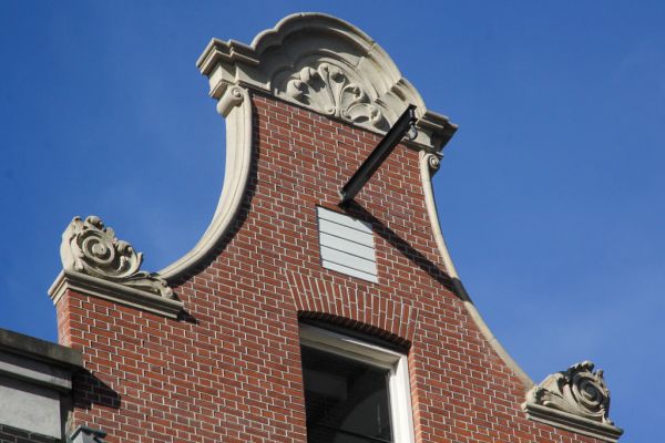 Herplaatste geveltop (samengesteld) (&copy; Walther Schoonenberg)