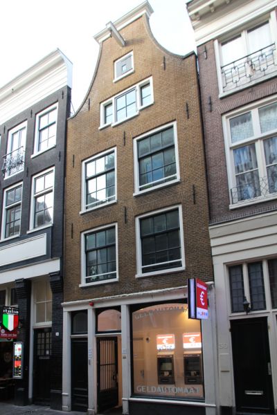 Warmoesstraat 32 (&copy; Walther Schoonenberg)