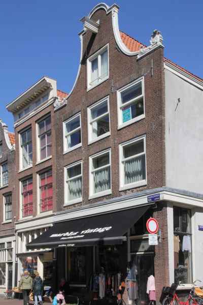 Haarlemmerdijk 64 (&copy; Walther Schoonenberg)