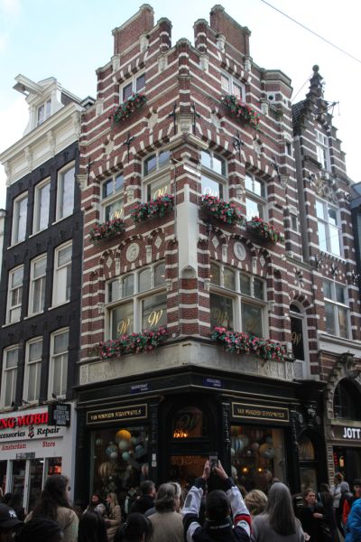Kalverstraat 190 hoek Heiligeweg (&copy; Walther Schoonenberg)