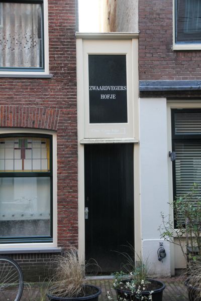 Ingang van het Zwaardvegershofje (&copy; Walther Schoonenberg)