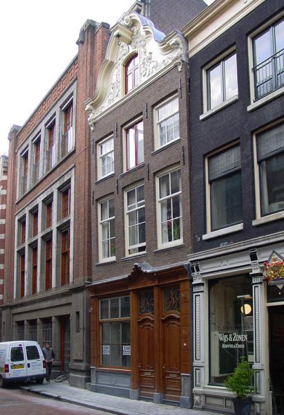 Warmoesstraat 104 (&copy; Walther Schoonenberg)