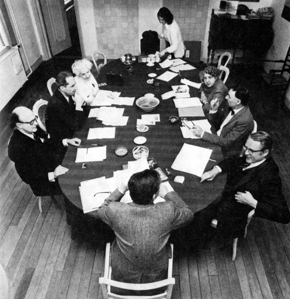 Bestuursvergadering van St. Diogenes in het Aalsmeerder Veerhuis. Foto Maarten Brinkgreve, 1970
