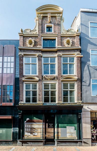 Kalverstraat 114 met de nieuwe top. Foto van Wim Ruigrok