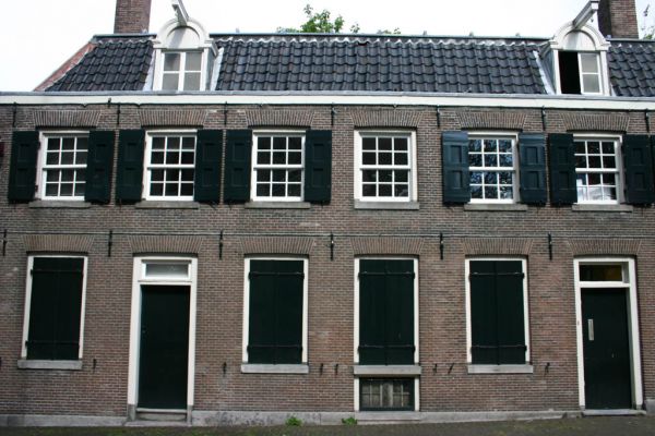 Nieuwe Amstelstraat 2-4 (&copy; Walther Schoonenberg)