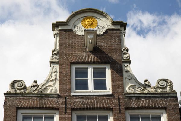 Haarlemmerdijk 147. Halsgevel in Lodewijk XIV-stijl (1729)